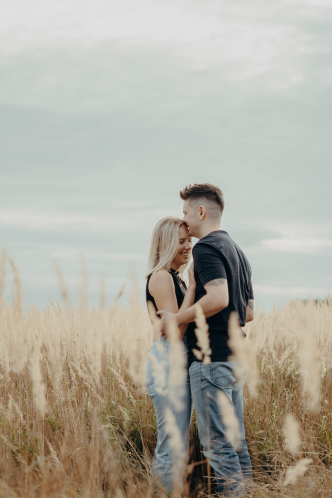 Pärchen Sommershooting im Feld