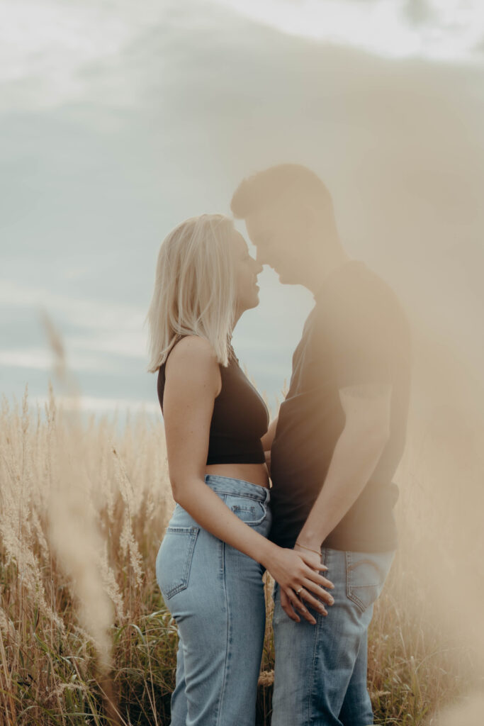 Pärchen Sommershooting im Feld