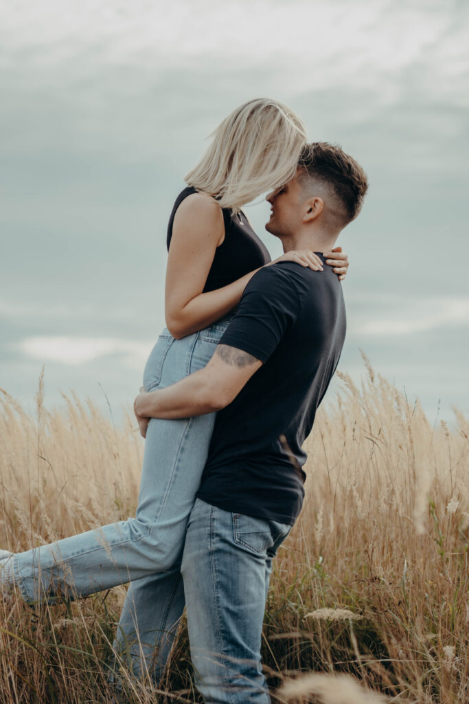 Pärchen Sommershooting im Feld