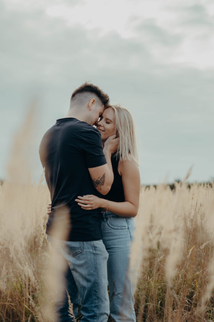 Pärchen Sommershooting im Feld