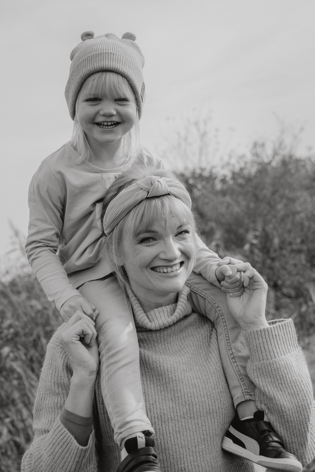 Mama und Tochter beim Fotoshooting