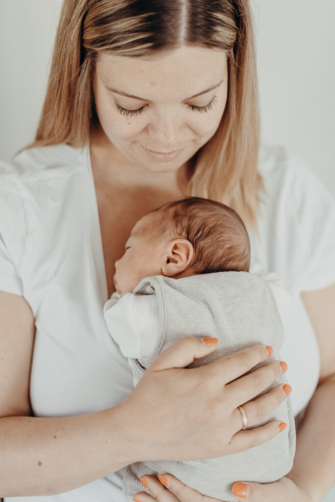 Mama und Baby beim Newbornshooting