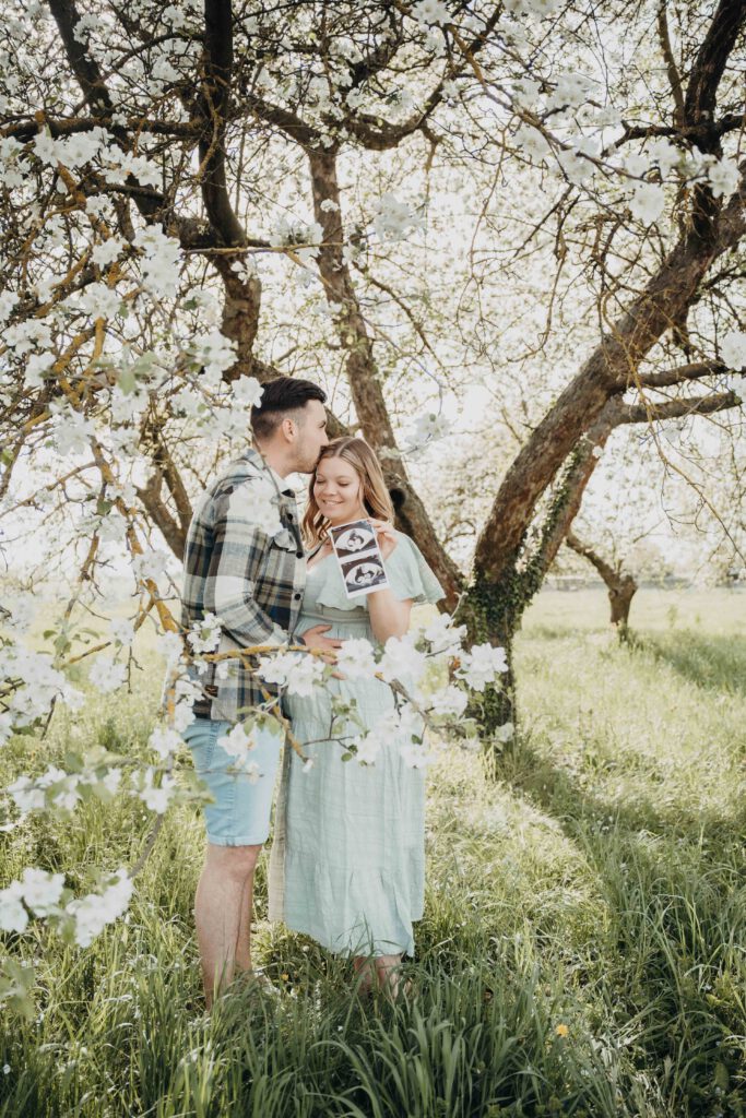 Familie beim Babybauchshooting in Österreich