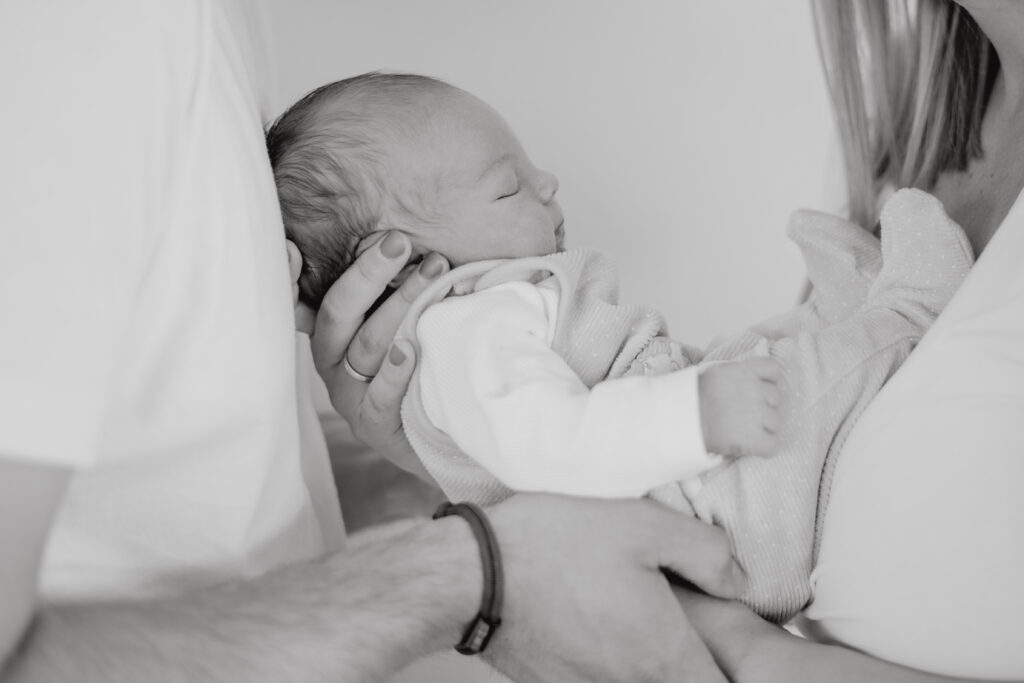 Familie beim Newbornshooting in Österreich