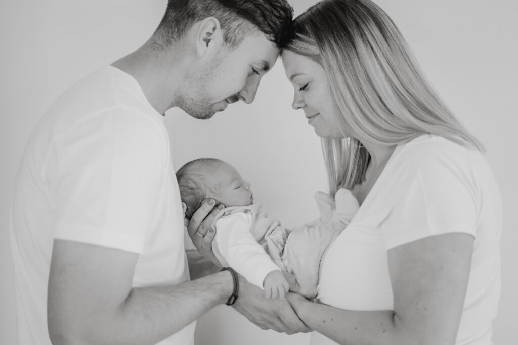 Familie beim Newbornshooting in Österreich