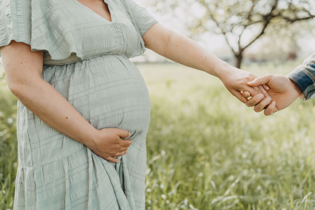 Detailfoto beim Babybauchshooting im Österreich