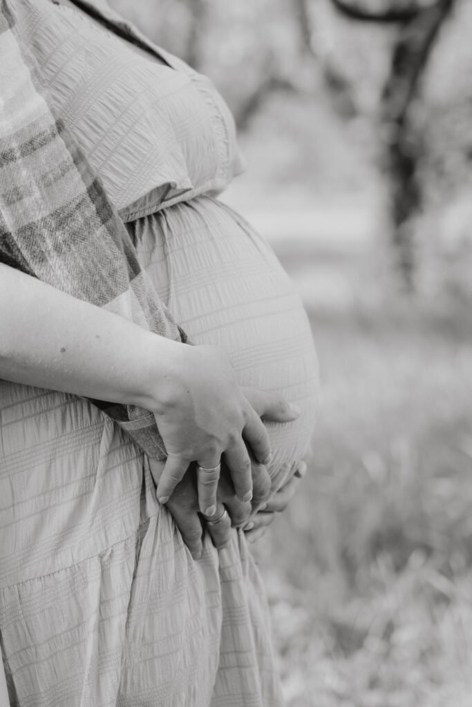 Detailfoto beim Babybauchshooting im Österreich