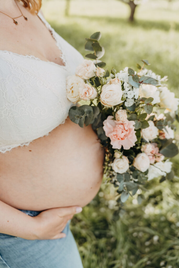 Detailfoto beim Babybauchshooting im Österreich