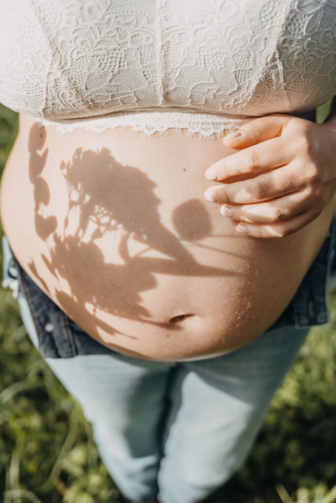 Detailfoto beim Babybauchshooting im Österreich