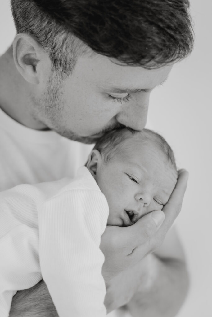 Papa und Baby in schwarz weiß Fotografie