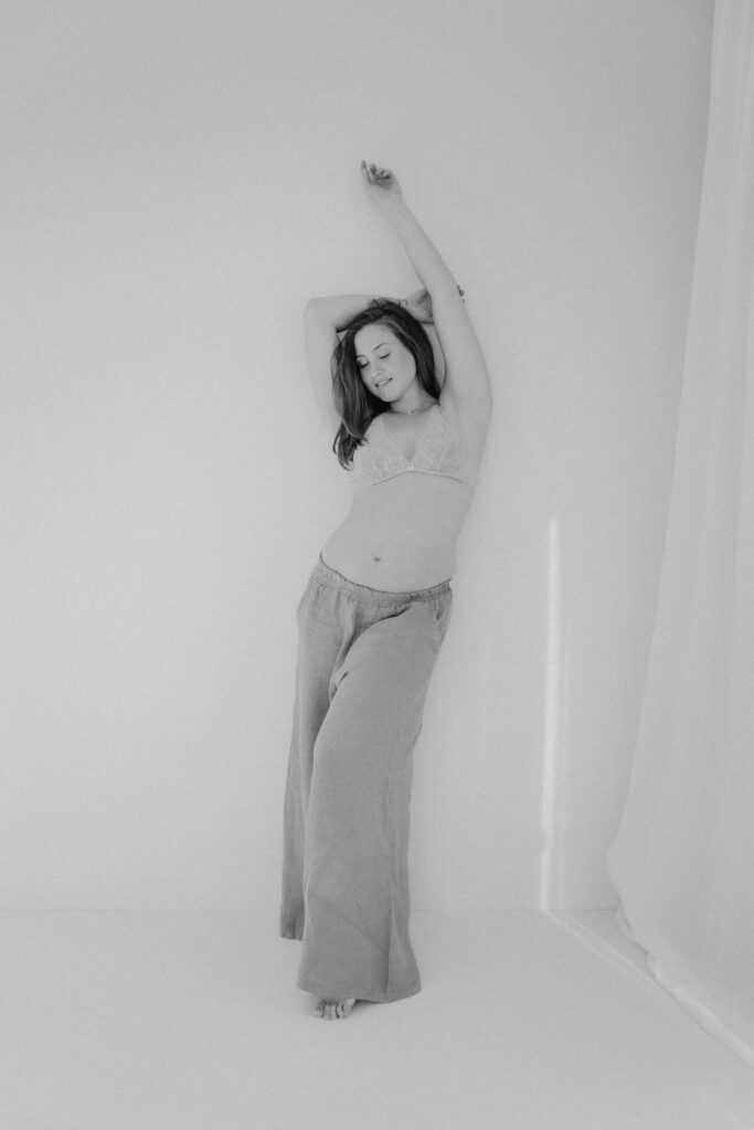 Mom to be Shooting im Tageslichtstudio.