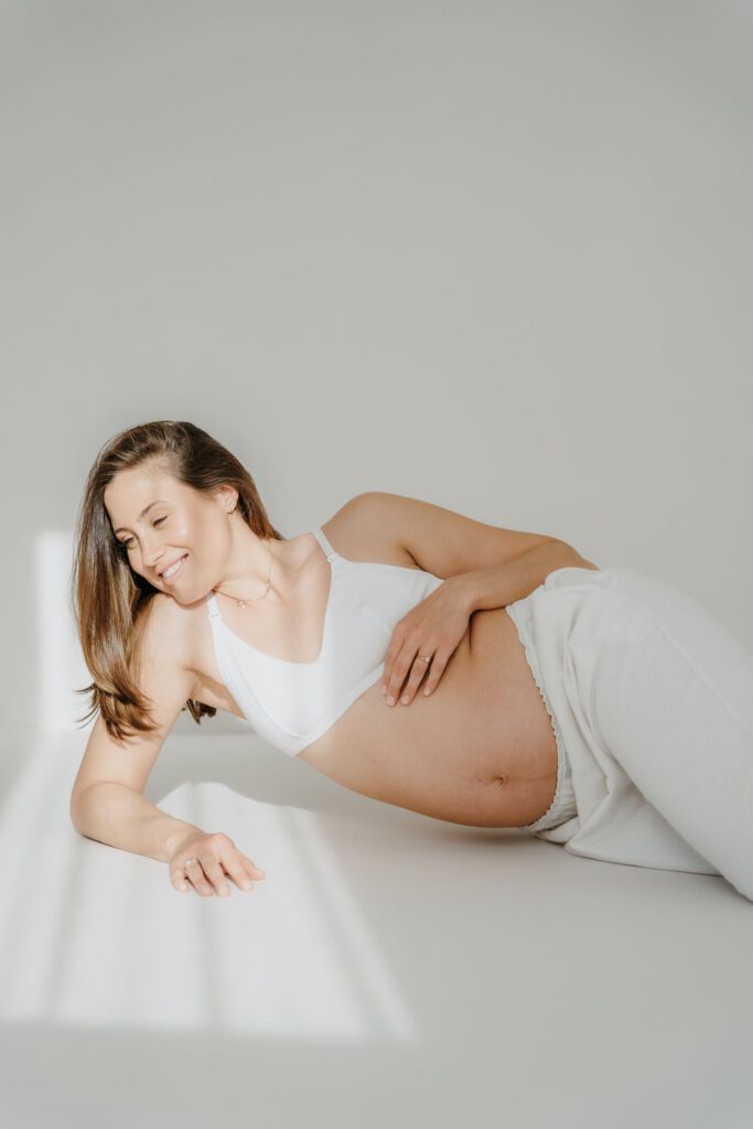 Babybauchshooting mit Lichteinfall.