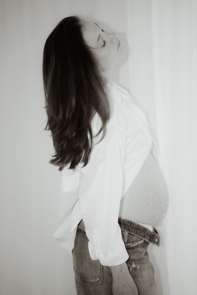 Mom to be beim Babybauchshooting.